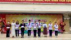 Tặng giấy khen cho học sinh xuất sắc