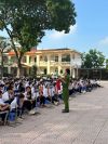 Cán bộ tuyên truyền cho các bạn học sinh